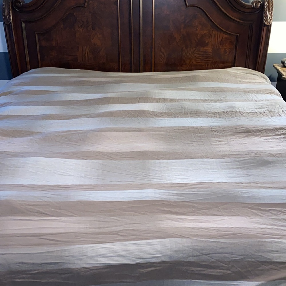 King size Calvin Klein duvet cover.striped in neutral colors - Picture 2 of 8